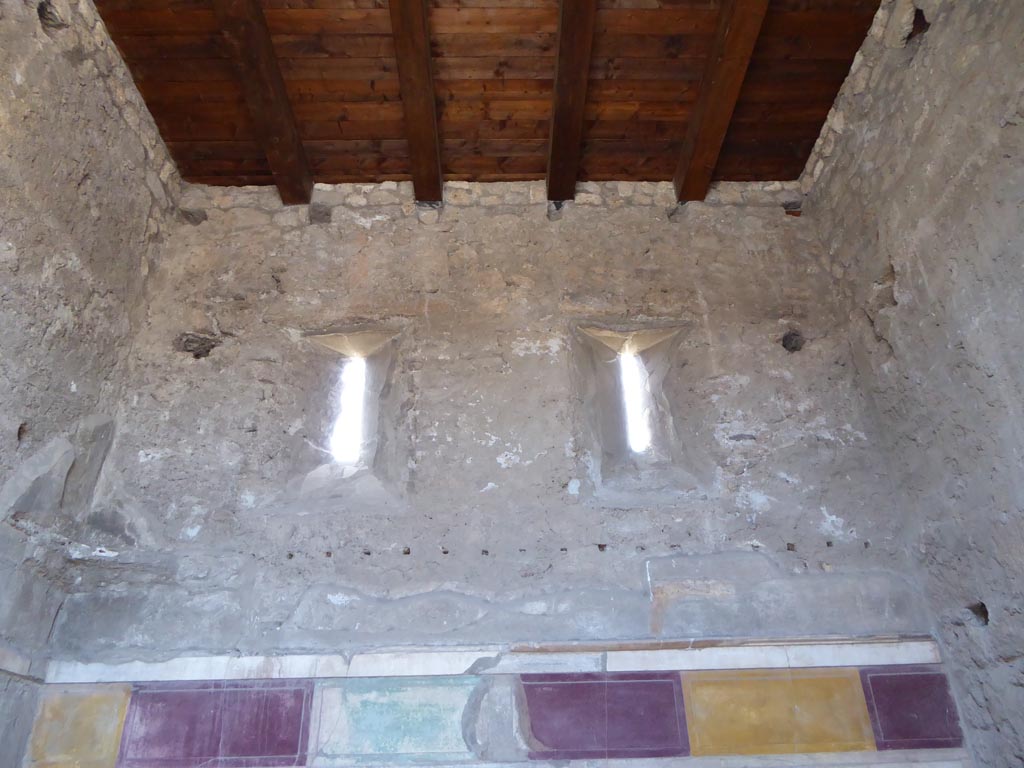 VI.12.2 Pompeii. September 2015. Room 32, looking through doorway towards upper west wall.
Foto Annette Haug, ERC Grant 681269 DÉCOR.