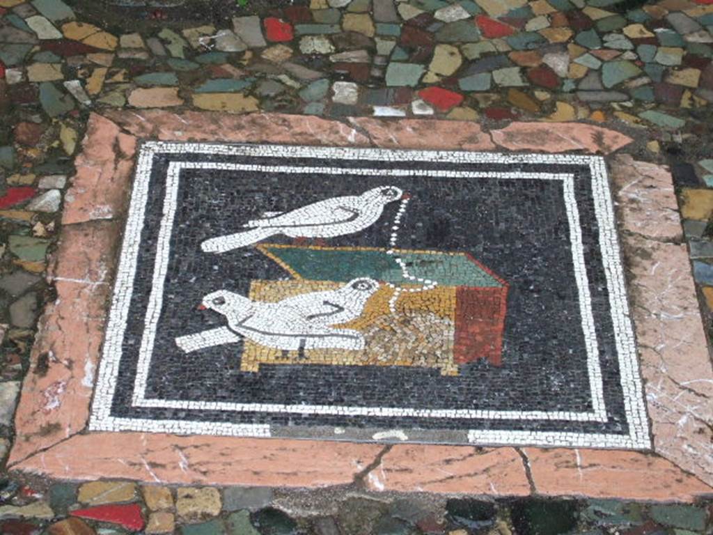 VI.12.2 Pompeii. December 2005. Ala on West side of Atrium. Detail of mosaic picture of Doves pulling a necklace from a jewellery box.