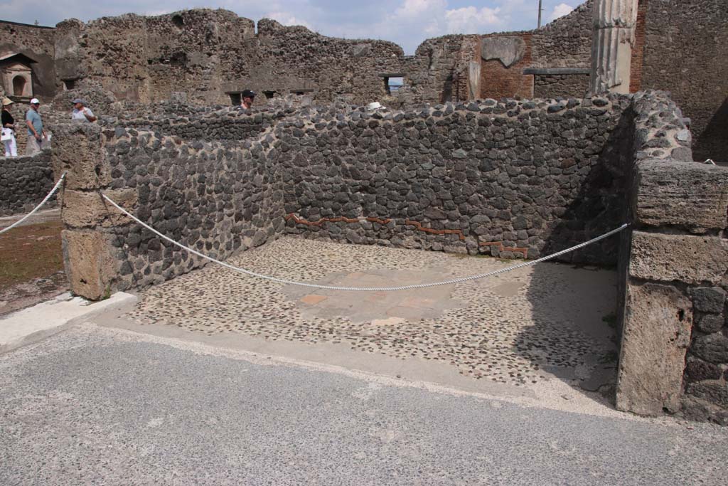 VI.12.2 Pompeii. September 2021.
Looking east to Ala 30, on east side of atrium, with atrium of VI.12.5 at rear. Photo courtesy of Klaus Heese.