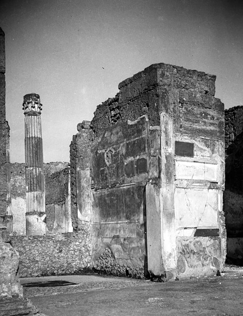 VI.12.2 Pompeii. W.1124. Ala 30 on east side of atrium, looking towards atrium of VI.12.5 at rear.
On the right is the doorway leading into west ala 11 of VI.12.5, linking to its atrium.
Photo by Tatiana Warscher. Photo © Deutsches Archäologisches Institut, Abteilung Rom, Arkiv.