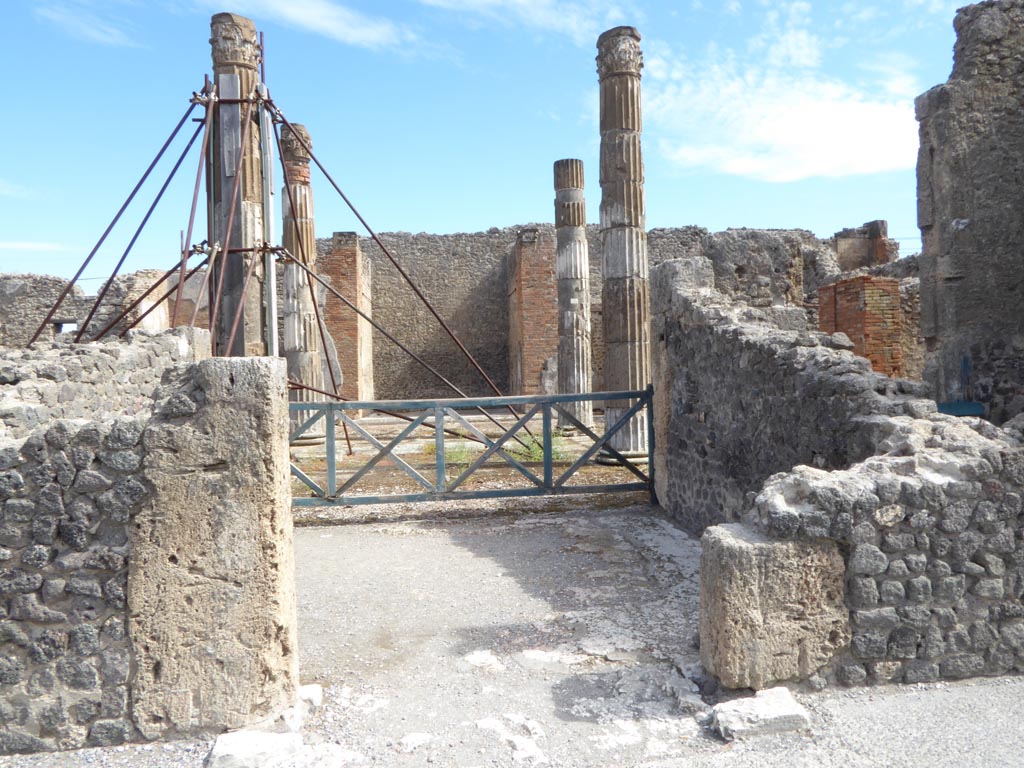 VI.12.2 Pompeii. September 2015. West Ala 11, looking east across doorway threshold/sill towards Secondary Atrium 7.
Foto Annette Haug, ERC Grant 681269 DÉCOR.