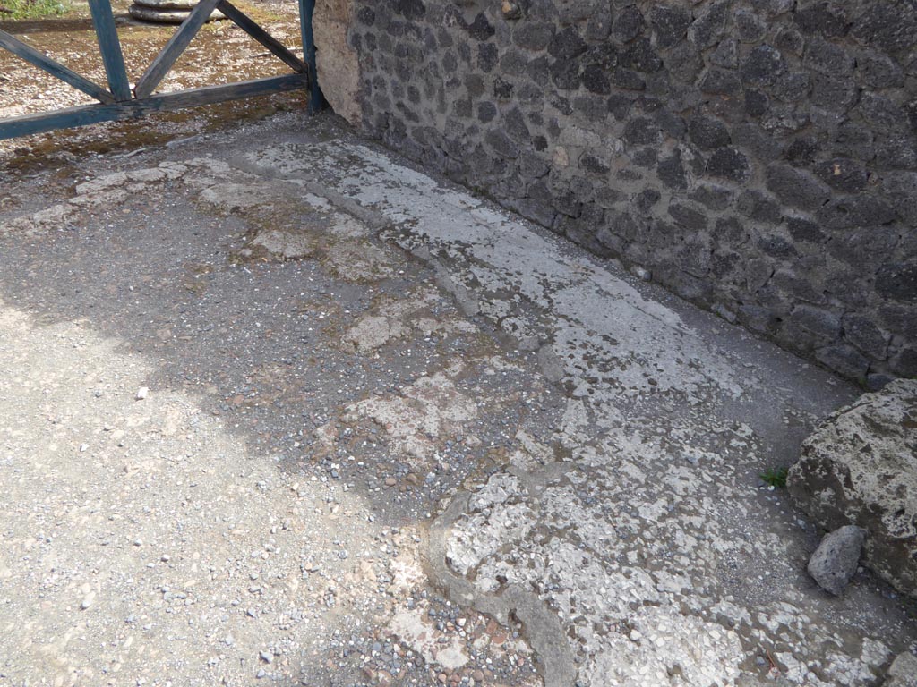 VI.12.2 Pompeii. September 2015. West Ala 11, looking east across flooring near south wall.
Foto Annette Haug, ERC Grant 681269 DÉCOR.