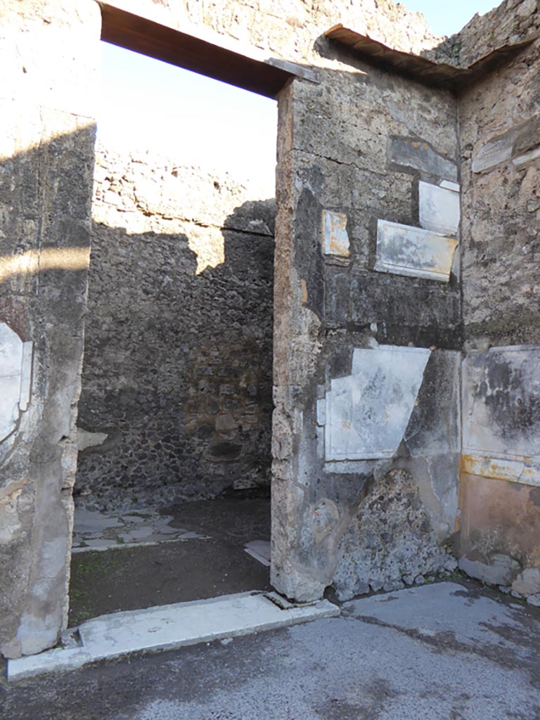 VI.12.2 Pompeii. January 2017. Room 28, in south-east corner of atrium. Looking east.
Foto Annette Haug, ERC Grant 681269 DÉCOR.