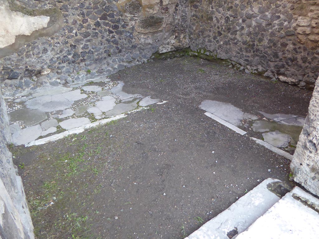 VI.12.2 Pompeii. January 2017. Cubiculum 28, looking south-east across flooring from doorway.
Foto Annette Haug, ERC Grant 681269 DÉCOR.