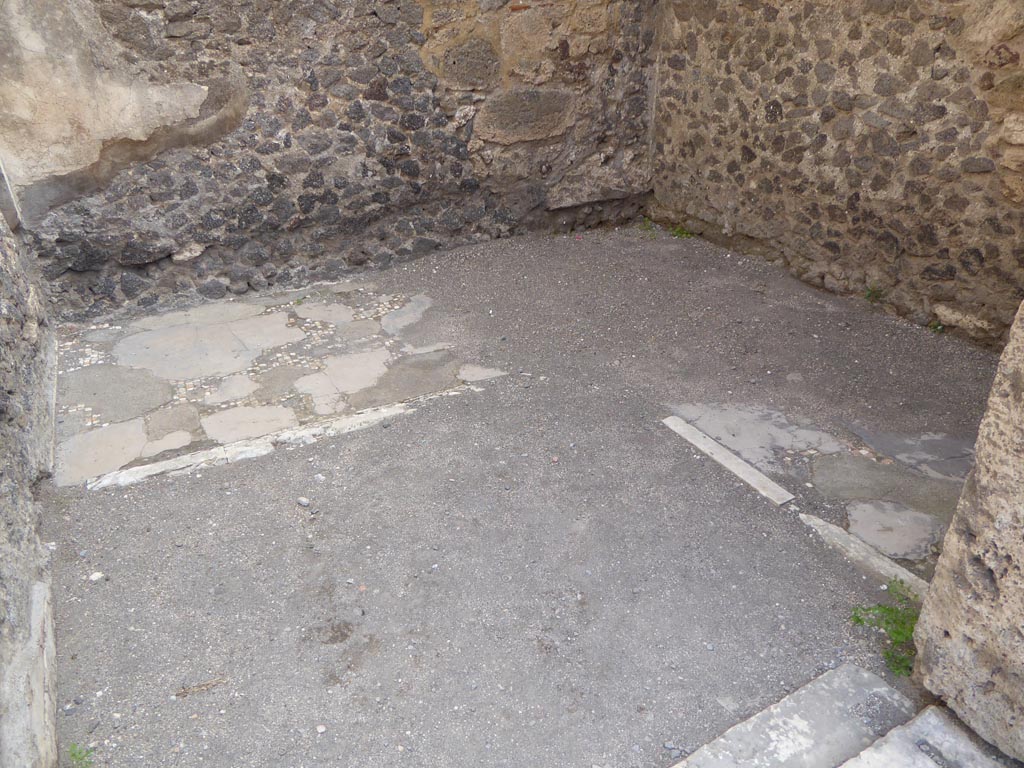 VI.12.2 Pompeii. September 2015. Cubiculum 28, looking south-east across flooring from doorway.
Foto Annette Haug, ERC Grant 681269 DÉCOR.