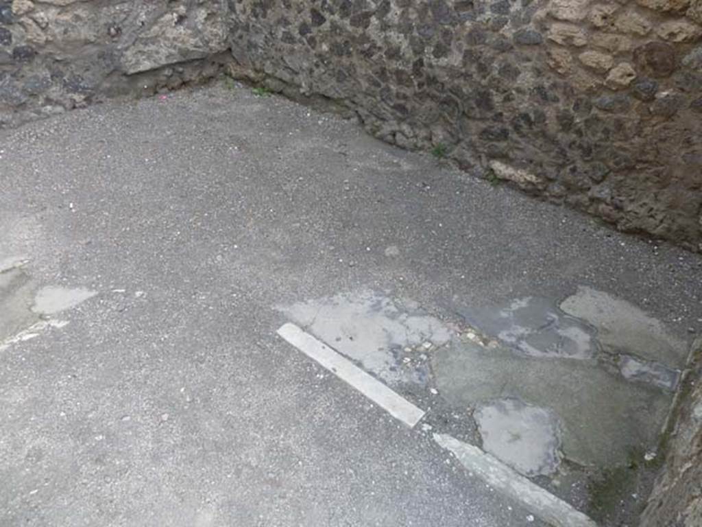 VI.12.2 Pompeii. September 2015.
Flooring showing area for a bed, near south-west corner in cubiculum in south-east corner of atrium.