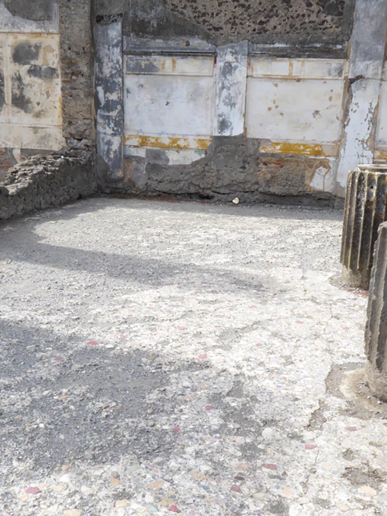VI.12.2 Pompeii. September 2015. Looking west across flooring in Middle Peristyle.
Foto Annette Haug, ERC Grant 681269 DÉCOR.