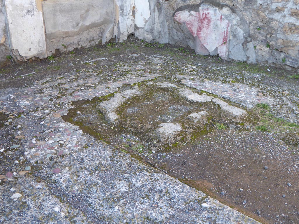 VI.12.2 Pompeii. January 2017. Detail of flooring in north-west corner of Middle Peristyle.
Foto Annette Haug, ERC Grant 681269 DÉCOR.
