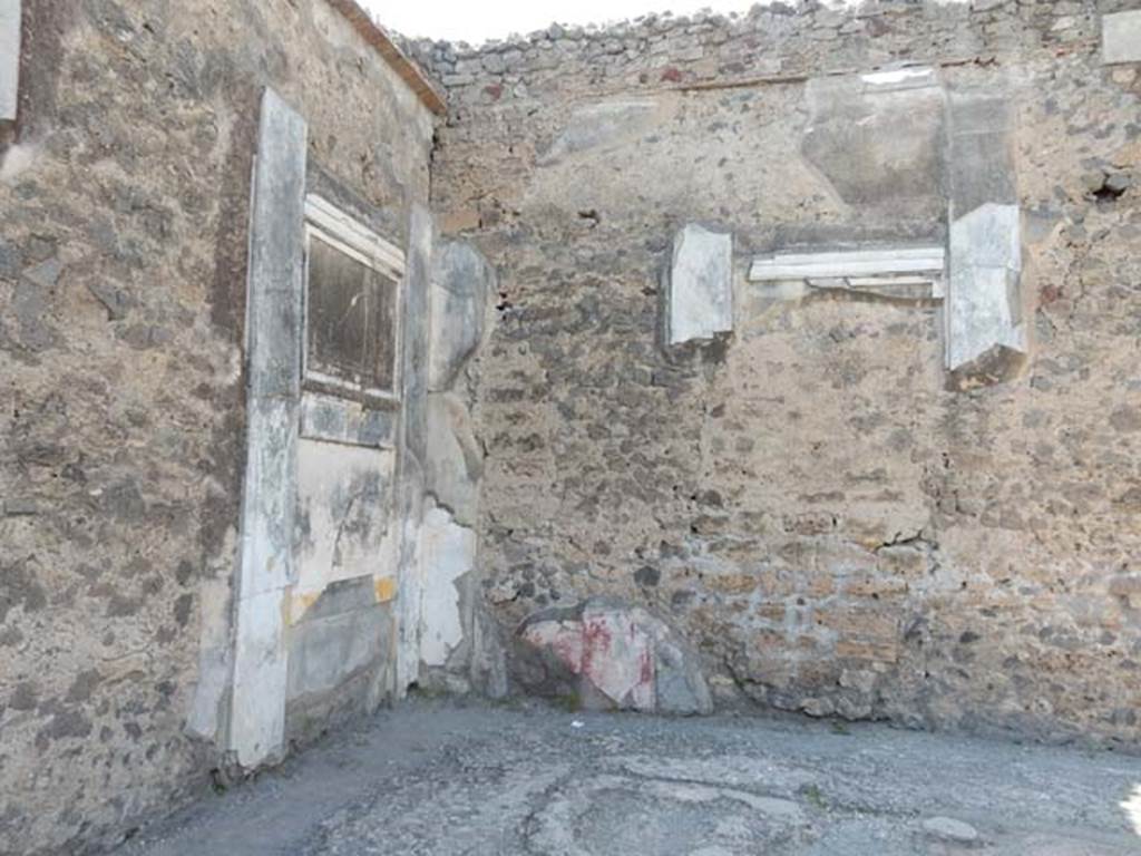 VI.12.2 Pompeii. May 2015. North-west corner of middle peristyle garden area.
Photo courtesy of Buzz Ferebee.