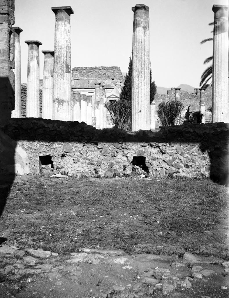 VI.12.2 Pompeii. W.1138.
Looking north towards rear of exedra with(out) Alexander mosaic, across rear peristyle towards Sacrarium.
Photo by Tatiana Warscher. Photo © Deutsches Archäologisches Institut, Abteilung Rom, Arkiv.