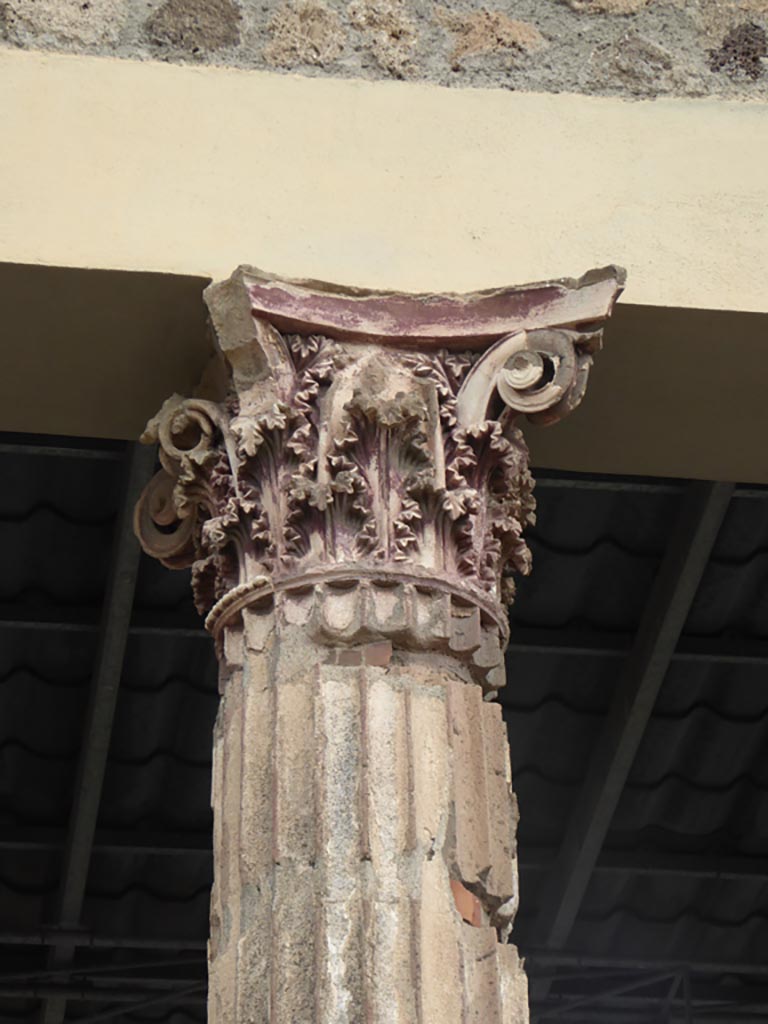 VI.12.2 Pompeii. September 2017. Capital on middle column towards west end of Exedra.
Foto Annette Haug, ERC Grant 681269 DÉCOR.