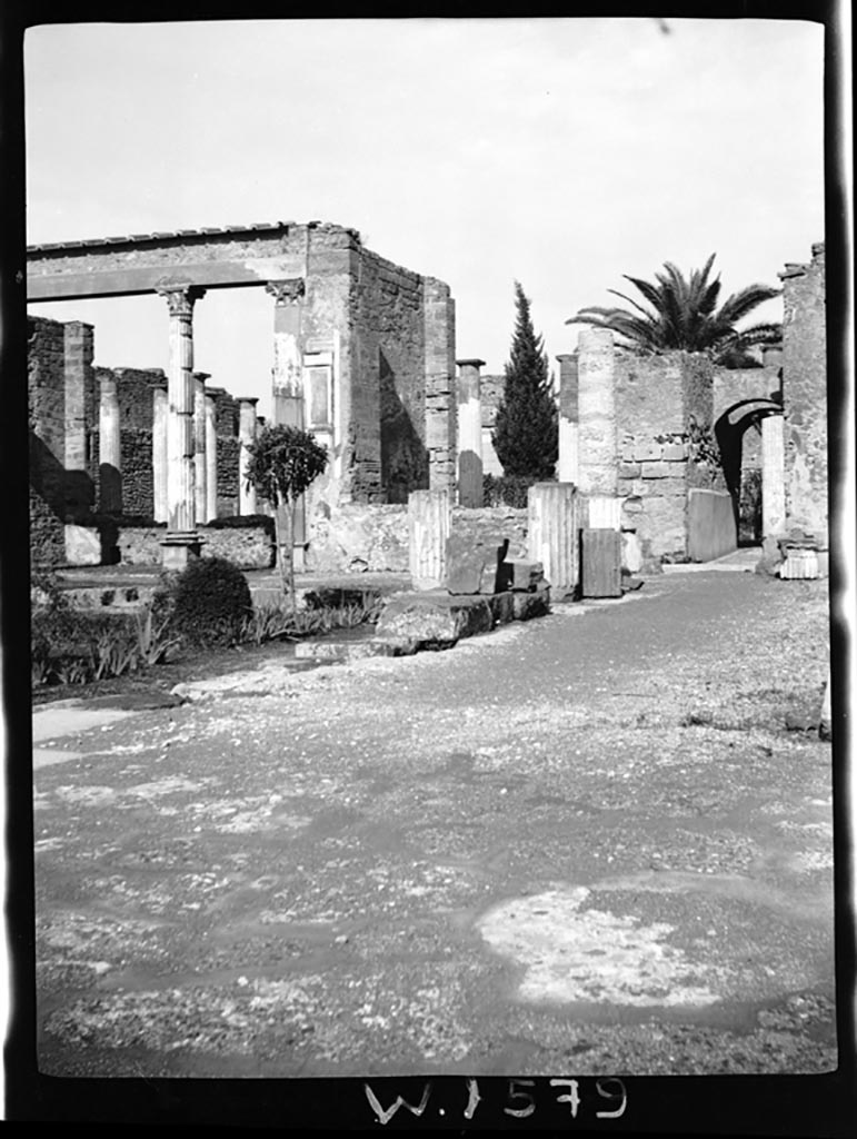 VI.12.2 Pompeii. W.1579.
Looking north-west across first or middle peristyle from east portico, towards exedra and oecus on its north side.
On the right can be seen the corridor to the Second or Rear peristyle.
Photo by Tatiana Warscher. Photo © Deutsches Archäologisches Institut, Abteilung Rom, Arkiv.