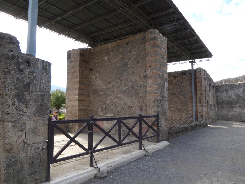 VI.12.2 Pompeii. September 2015. Looking towards rooms overlooking south portico of rear peristyle, looking west.
Foto Annette Haug, ERC Grant 681269 DÉCOR.