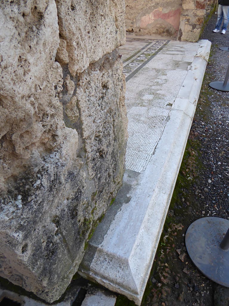 VI.12.2 Pompeii. January 2017. Looking west along doorway on north side of oecus/triclinium.
Foto Annette Haug, ERC Grant 681269 DÉCOR.