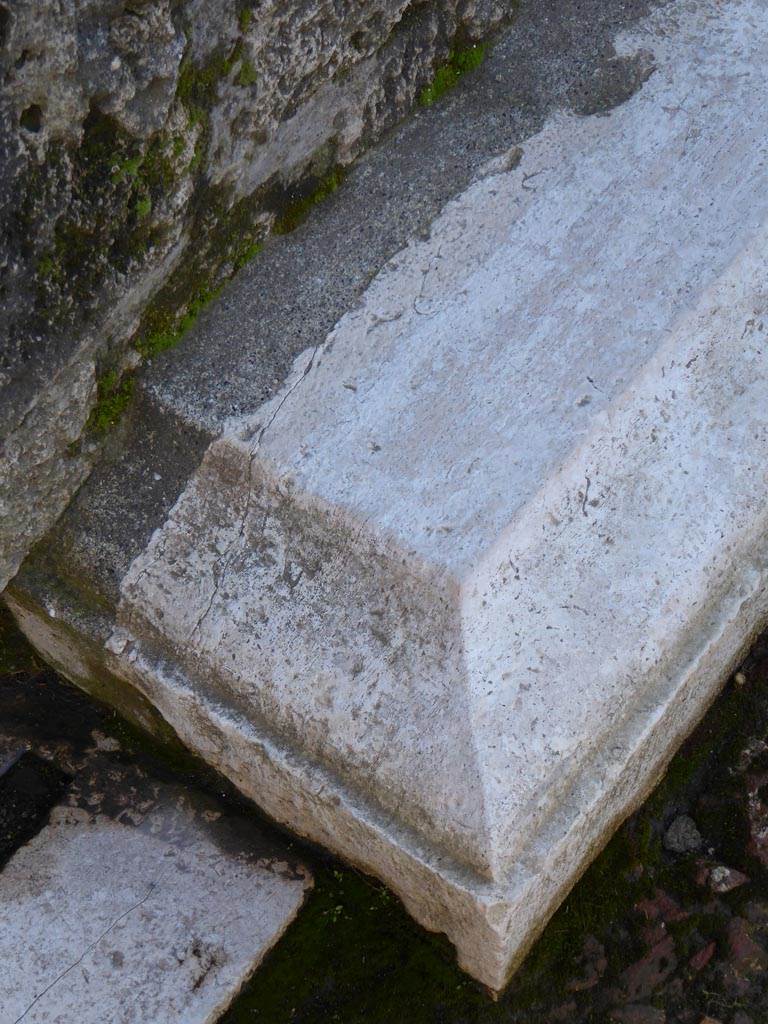 VI.12.2 Pompeii. January 2017. Detail from east side of doorway from oecus/triclinium.
Foto Annette Haug, ERC Grant 681269 DÉCOR.