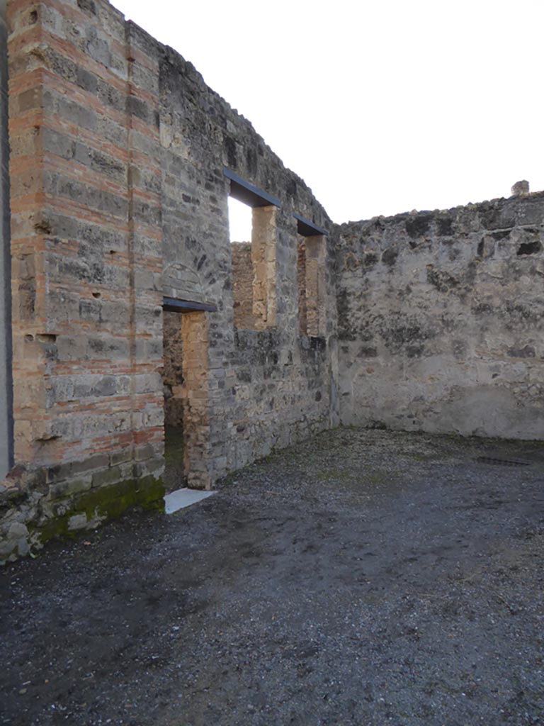 VI.12.2 Pompeii. January 2017. Looking west along south portico of rear peristyle towards doorway to room 44.
Foto Annette Haug, ERC Grant 681269 DÉCOR.