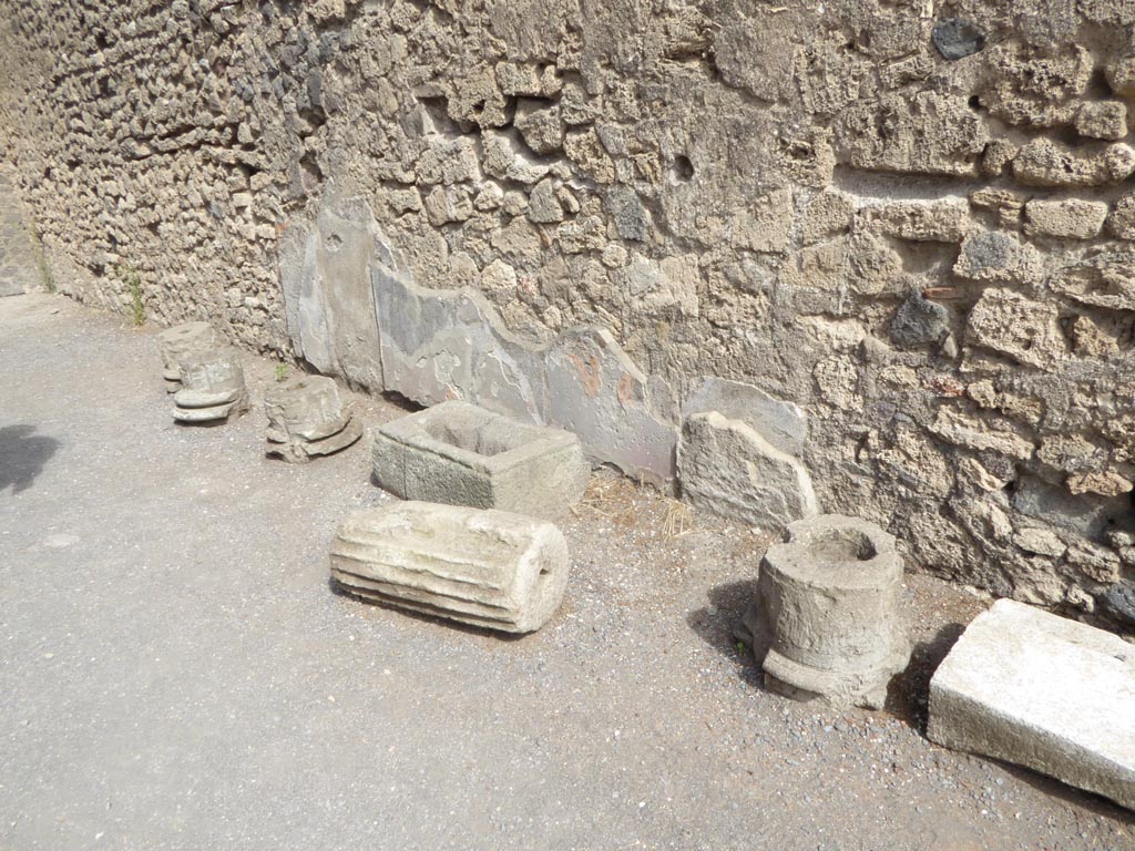 VI.12.2 Pompeii. September 2015. Items on display near east wall of rear peristyle.
Foto Annette Haug, ERC Grant 681269 DÉCOR.