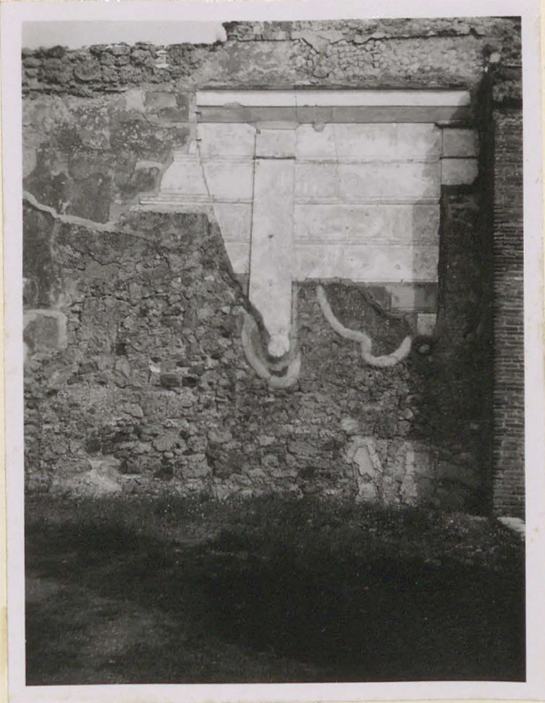 VI.12.2 Pompeii. Pre-1943. First Style decoration on east wall of rear peristyle.
See Warscher, T. (1946). Casa del Fauno, Swedish Institute, Rome. (p.49, n.69).