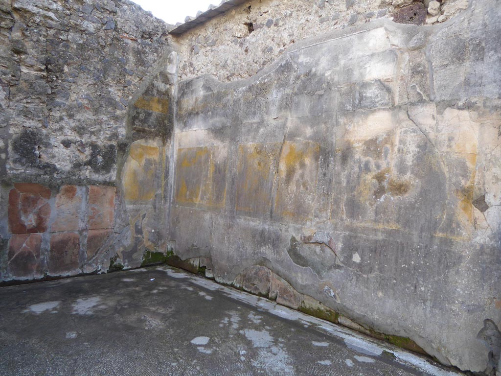 VI.12.2 Pompeii. January 2017. South-west corner and west wall of room on east side of corridor.
Foto Annette Haug, ERC Grant 681269 DÉCOR.