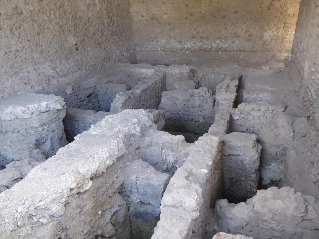 VI.12.2 Pompeii. September 2015.
Suspensurae of a pre-existing caldarium below oecus in south-east corner of second or rear peristyle.
Foto Annette Haug, ERC Grant 681269 DÉCOR.