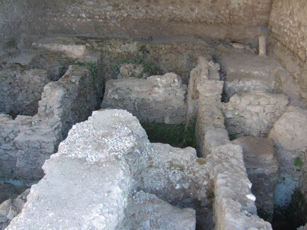 VI.12.2 Pompeii. September 2005. Oecus in south-east of second or rear peristyle.
The excavation visible inside the oecus has brought to light the suspensurae and the wall cavity tubing of a pre-existing caldarium.
See Carratelli, G. P., 1990-2003. Pompei: Pitture e Mosaici. Vol. V. Roma: Istituto della enciclopedia italiana, p. 128.