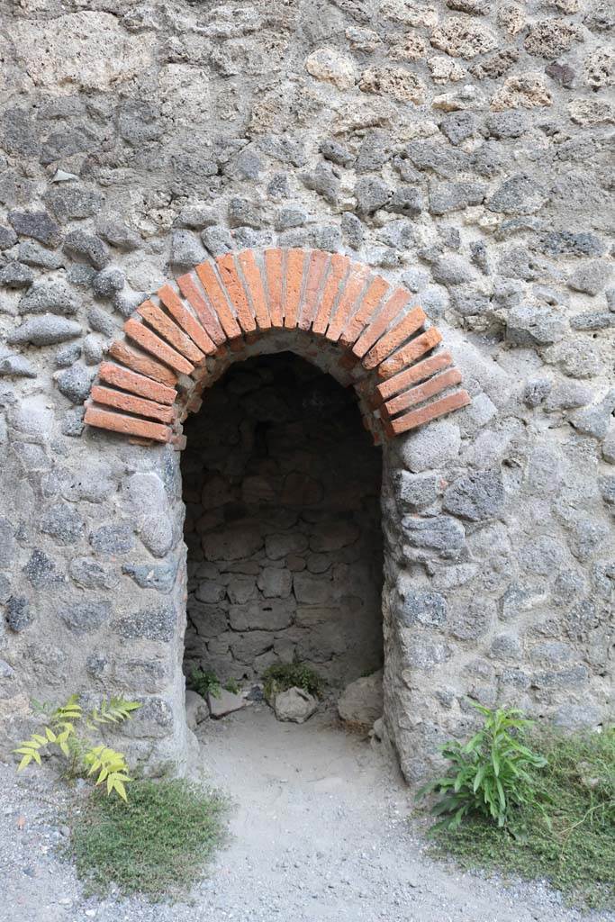 VI.12.4 Pompeii. December 2018.
Looking towards arched recess under stairs in east wall. Photo courtesy of Aude Durand.
