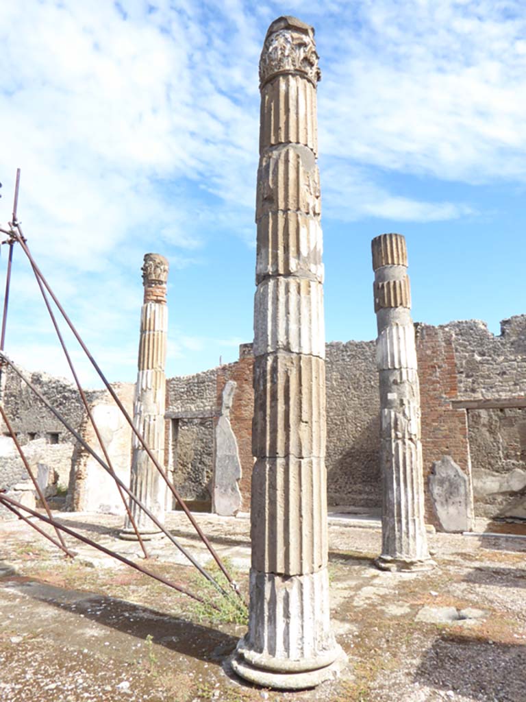 VI.12.5 Pompeii. 30th September 2015.
Looking north-east across columns around impluvium, with two on south side, centre right.
Foto Annette Haug, ERC Grant 681269 DÉCOR.