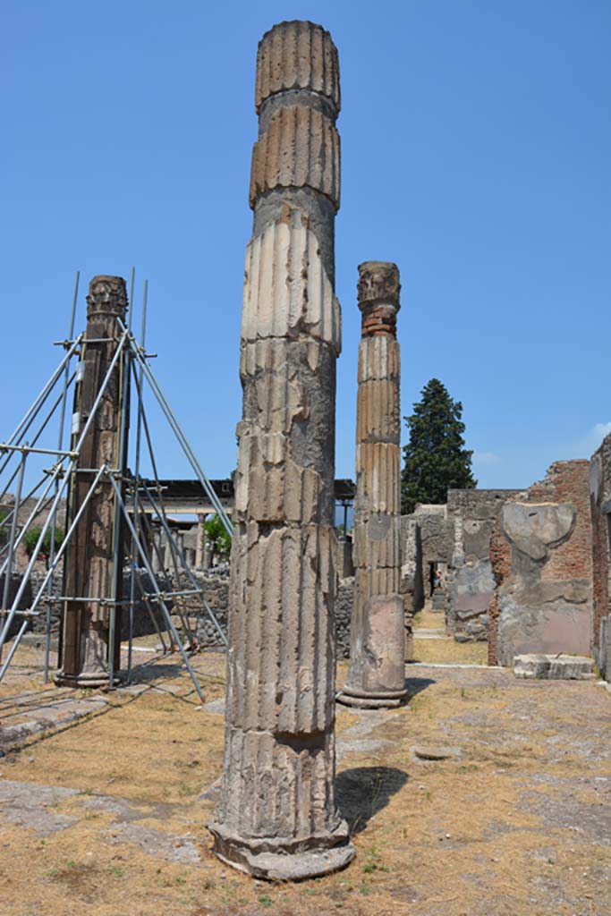VI.12.5 Pompeii. 14th July 2017.
Looking north across impluvium in Secondary Atrium towards north-east corner with base of money chest on right.
Foto Annette Haug, ERC Grant 681269 DÉCOR.