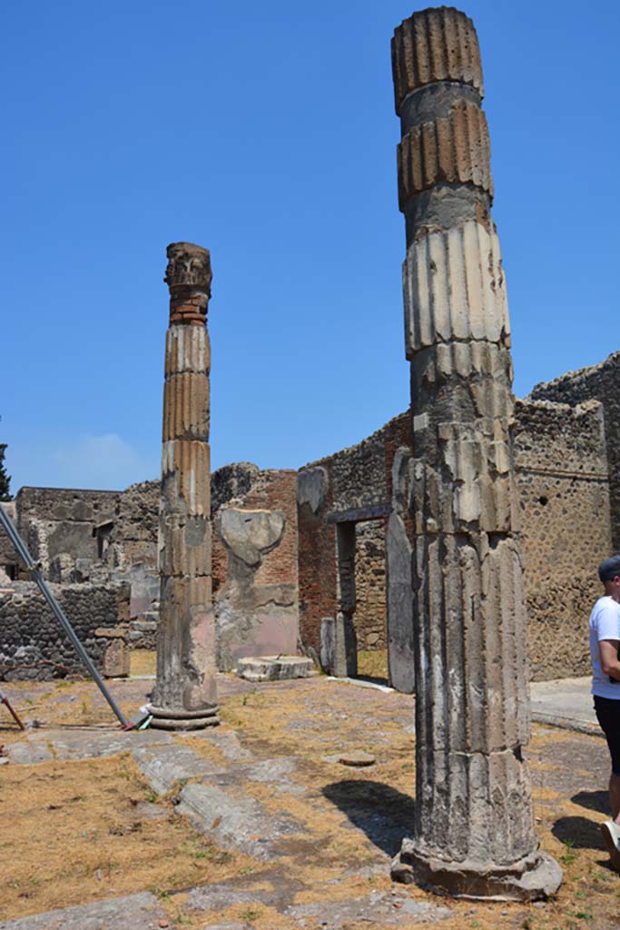 VI.12.5 Pompeii. 14th July 2017. Looking north along east side of impluvium.
Foto Annette Haug, ERC Grant 681269 DÉCOR.