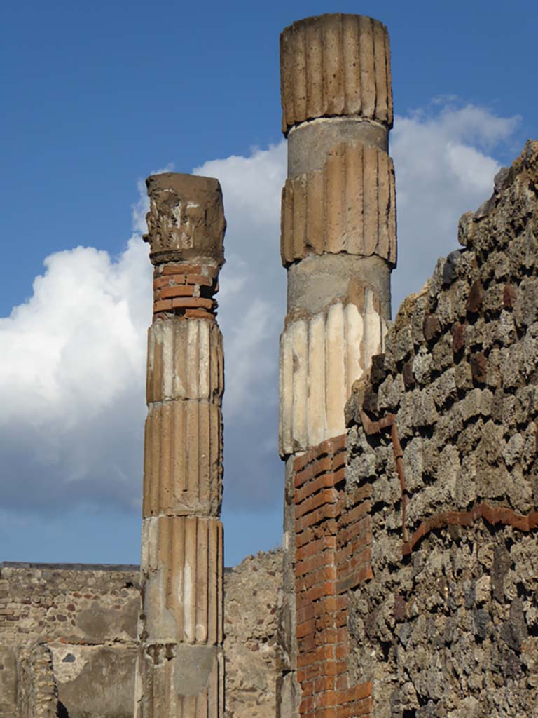 VI.12.5 Pompeii. 4th January 2017.
Looking north from entrance corridor towards two columns on east side of impluvium in Atrium 7.
Foto Annette Haug, ERC Grant 681269 DÉCOR