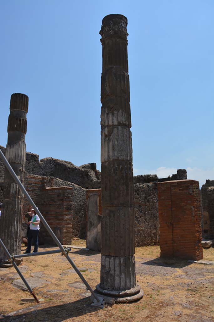 VI.12.5 Pompeii. 14th July 2017.
Looking east across south side of impluvium in Atrium 7, with column in south-west corner, in centre.
Foto Annette Haug, ERC Grant 681269 DÉCOR.