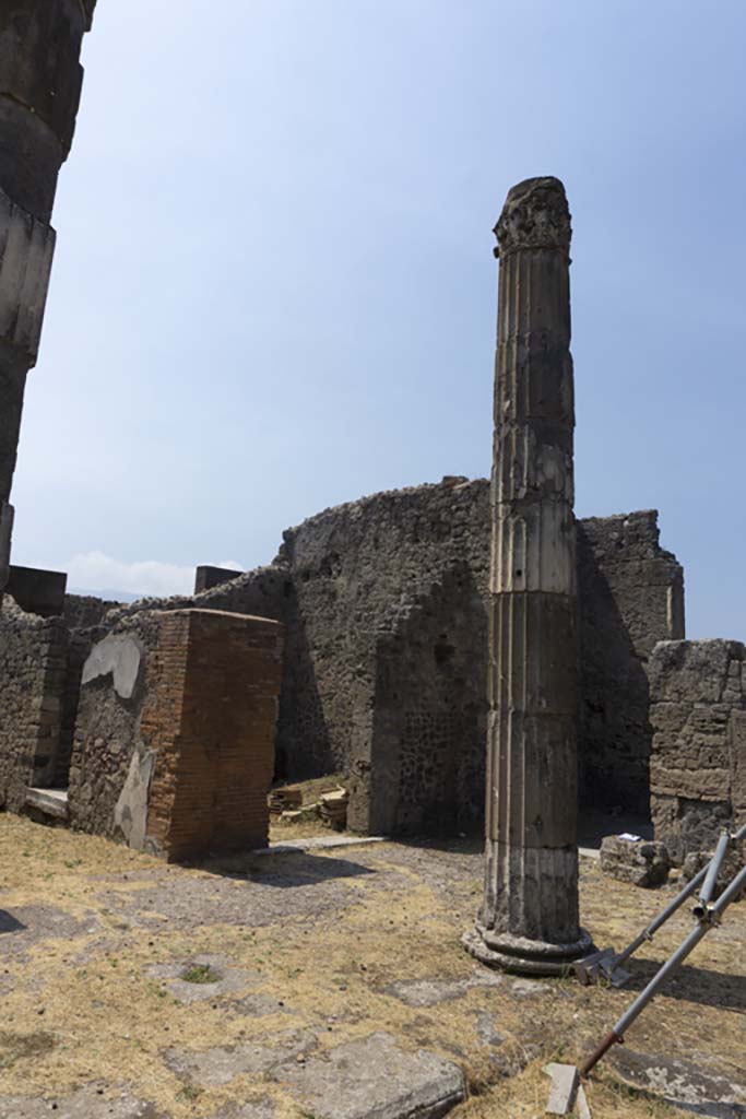 VI.12.5 Pompeii. 14th July 2017.
Looking west towards south-west corner and column on south-west side of impluvium.
Foto Annette Haug, ERC Grant 681269 DÉCOR.