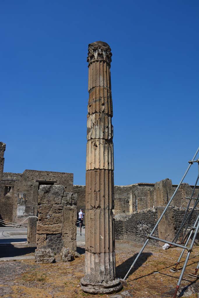 VI.12.5 Pompeii. 14th July 2017.
Looking west towards column across south-west corner of impluvium, towards doorwasy to rooms 10, and West Ala 11.
Foto Annette Haug, ERC Grant 681269 DÉCOR.