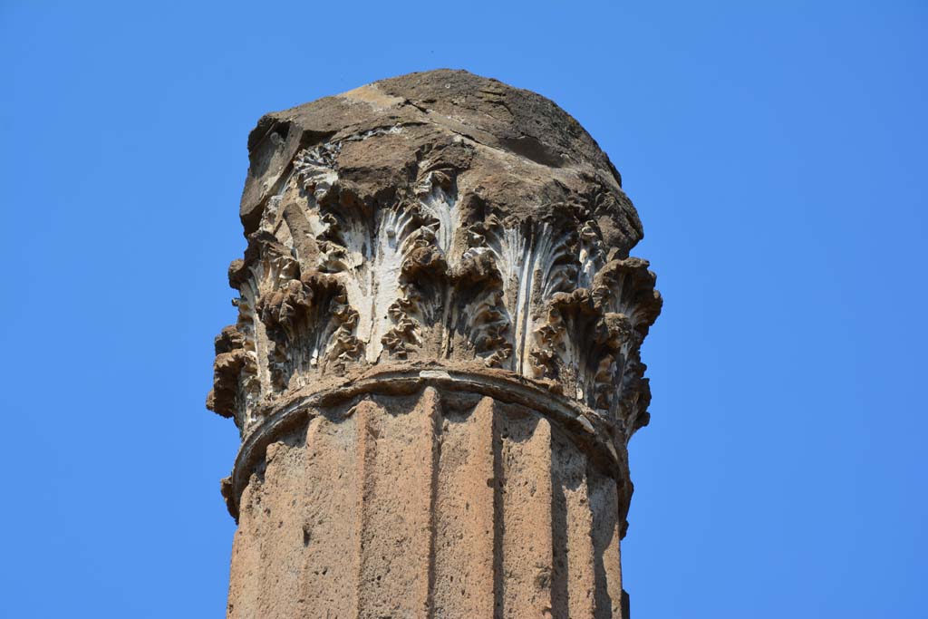 VI.12.5 Pompeii. 14th July 2017. Looking towards capital on column in south-west corner of impluvium.
Foto Annette Haug, ERC Grant 681269 DÉCOR.
