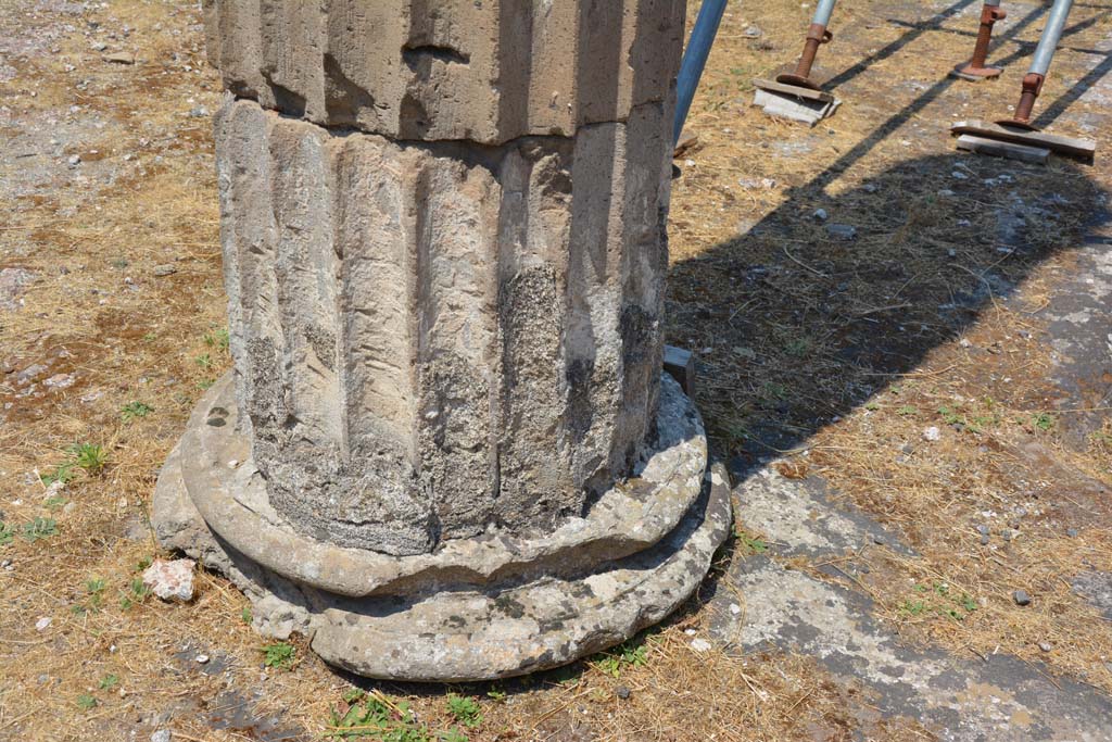 VI.12.5 Pompeii. 14th July 2017.
Looking towards column base of column in south-west corner of impluvium.
Foto Annette Haug, ERC Grant 681269 DÉCOR