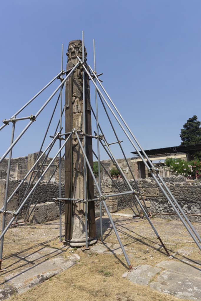 VI.12.5 Pompeii. 14th July 2017.
Looking north-west towards column on north-west side of impluvium.
Foto Annette Haug, ERC Grant 681269 DÉCOR.