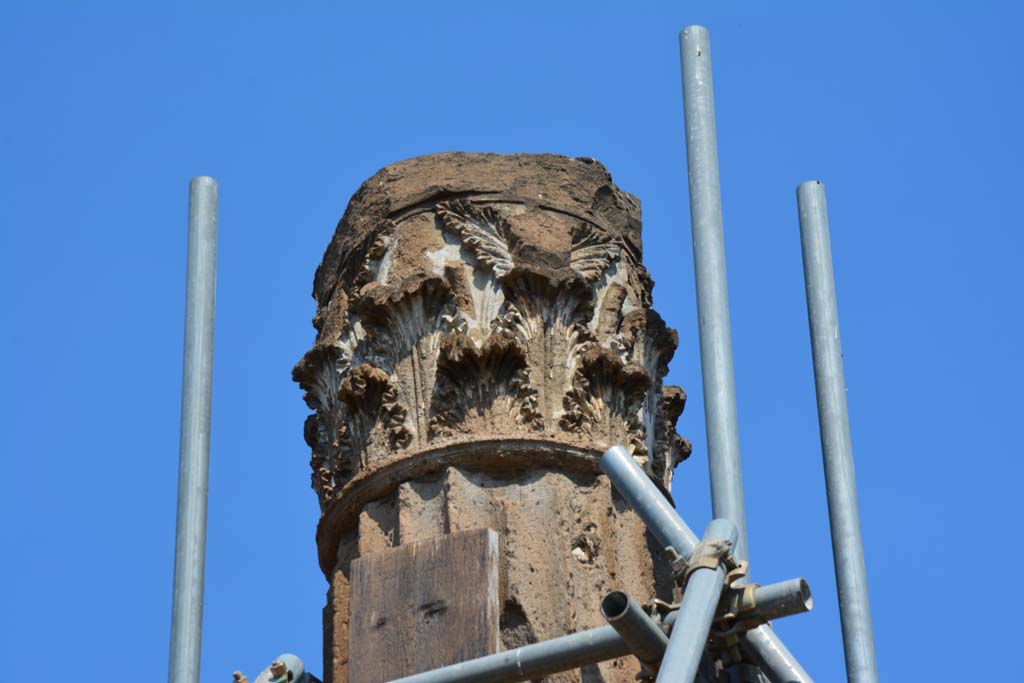 VI.12.5 Pompeii. 14th July 2017. Detail of capital from column on north-west side of impluvium.
Foto Annette Haug, ERC Grant 681269 DÉCOR.