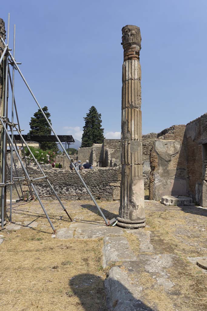 VI.12.5 Pompeii. 14th July 2017.
Looking north across east side of atrium 7, towards column on north-east side.
Foto Annette Haug, ERC Grant 681269 DÉCOR.