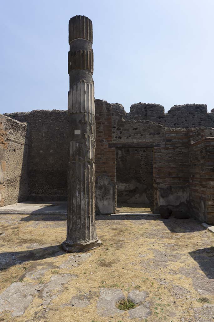 VI.12.5 Pompeii. 14th July 2017.
Looking east across south side of atrium 7, towards column on south-east side.
Foto Annette Haug, ERC Grant 681269 DÉCOR.