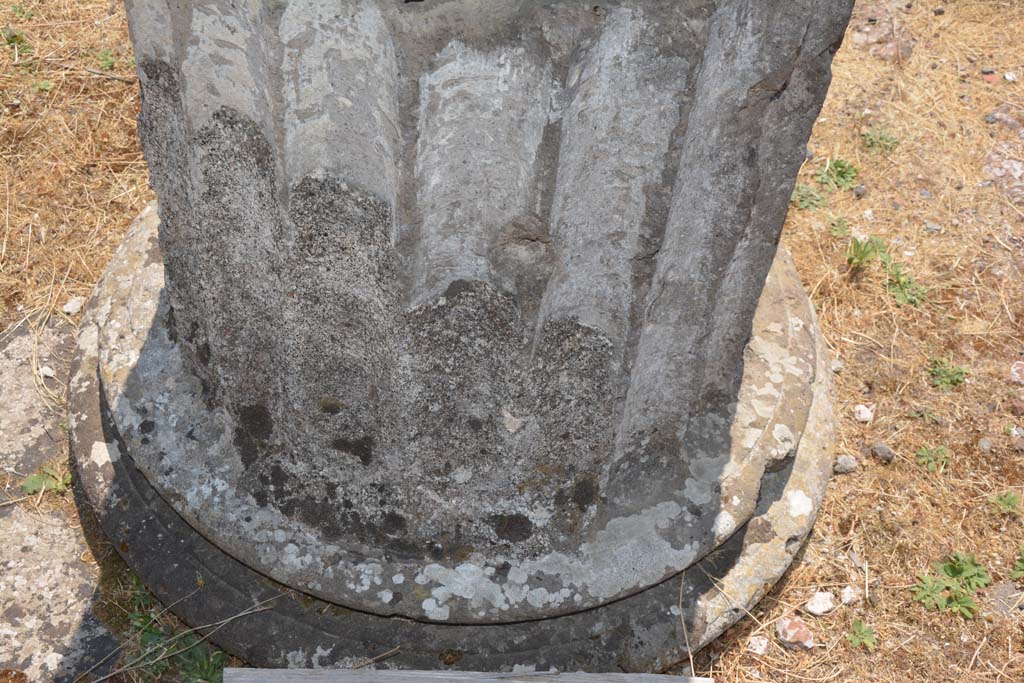 VI.12.5 Pompeii. 14th July 2017.
Looking towards column base in south-east corner of atrium 7.
Foto Annette Haug, ERC Grant 681269 DÉCOR.