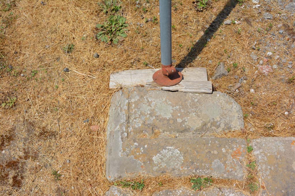 VI.12.5 Pompeii. 14th July 2017. Detail from north side of impluvium in Secondary Atrium 7, looking west.
Foto Annette Haug, ERC Grant 681269 DÉCOR.