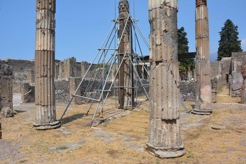 VI.12.5 Pompeii. 14th July 2017. Looking north-west across impluvium in Atrium 7, with West Ala on left, behind column.
Foto Annette Haug, ERC Grant 681269 DÉCOR.
