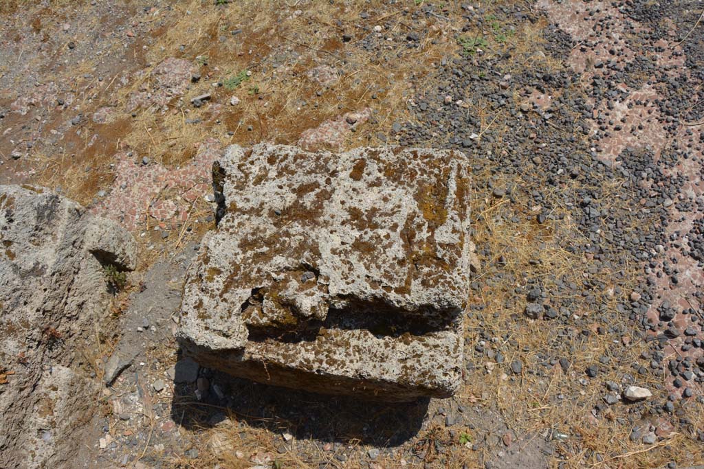 VI.12.5 Pompeii. 14th July 2017. South-west side of atrium 7, detail of stone base and flooring.
Foto Annette Haug, ERC Grant 681269 DÉCOR.
