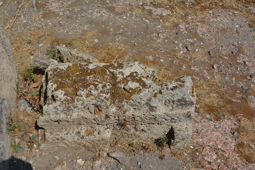 VI.12.5 Pompeii. 14th July 2017. South-west side of atrium 7, detail of stone base and flooring, looking north.
Foto Annette Haug, ERC Grant 681269 DÉCOR.