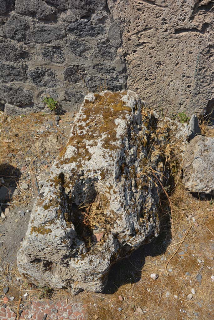 VI.12.5 Pompeii. 14th July 2017. South-west side of atrium 7, detail of stone base and flooring, looking west.
Foto Annette Haug, ERC Grant 681269 DÉCOR.