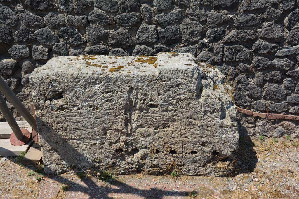 VI.12.5 Pompeii. 14th July 2017. Stone base near west wall on north-west side of Secondary Atrium 7.
Foto Annette Haug, ERC Grant 681269 DÉCOR.