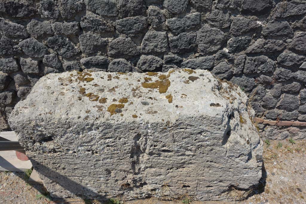 VI.12.5 Pompeii. 14th July 2017. Detail of stone base near west wall in north-west corner of Secondary Atrium 7.
Foto Annette Haug, ERC Grant 681269 DÉCOR.