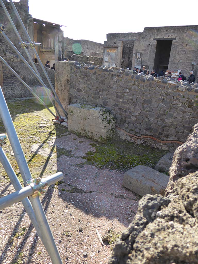 VI.12.5 Pompeii. 14th July 2017. Looking south-west across flooring on north-west side of Secondary Atrium.
Foto Annette Haug, ERC Grant 681269 DÉCOR.