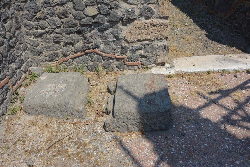 VI.12.5 Pompeii. 14th July 2017. Looking north in north-west corner of Secondary Atrium 7, with doorway to Corridor 16, on right.
Foto Annette Haug, ERC Grant 681269 DÉCOR.