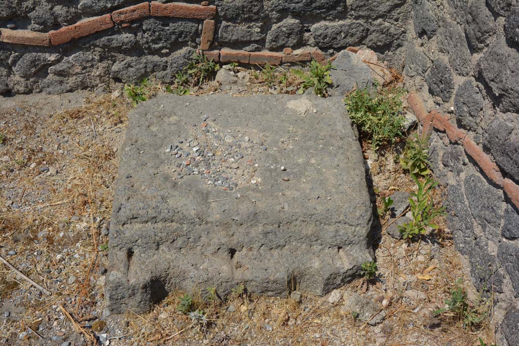VI.12.5 Pompeii. 14th July 2017. Money chest base in north-west corner of Secondary Atrium 7, looking west.
Foto Annette Haug, ERC Grant 681269 DÉCOR.
